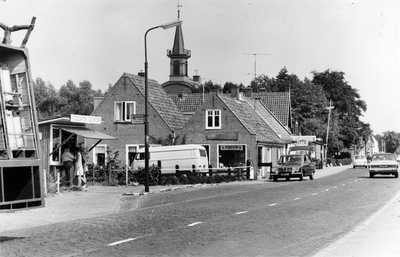 847592 Gezicht op de Oud Loosdrechtsedijk (de T32, tertiaire provinciale weg Loenen-Hilversum) te Loosdrecht, met op de ...